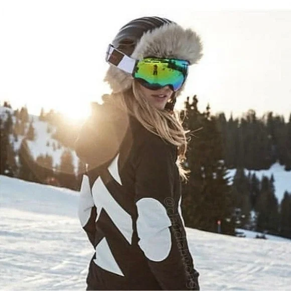 PERFECT MOMENT Chevron Hooded Quilted Ski Jacket in Black White